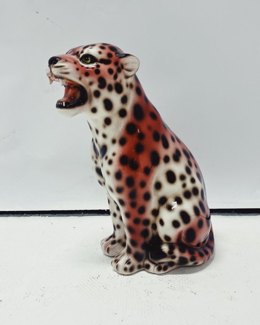 Roze luipaardsculptuur