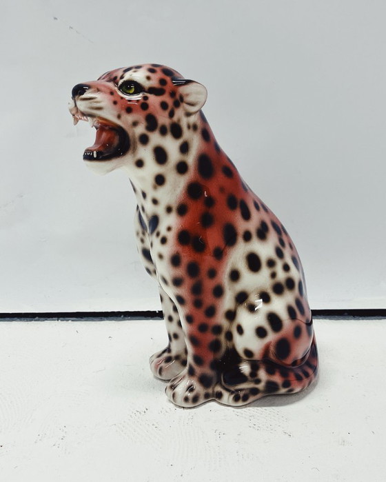 Image 1 of Roze luipaardsculptuur