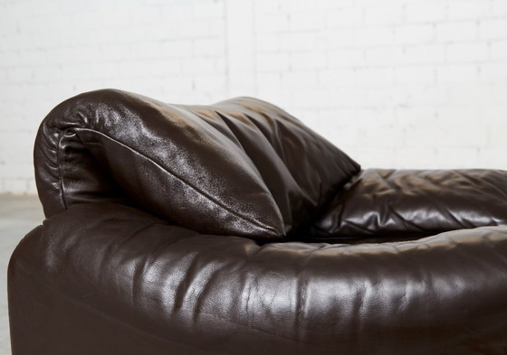 Image 1 of Maralunga-Loungesessel und passender Hocker aus Leder von Vico Magistretti für Cassina, 1980er Jahre, 2er-Set