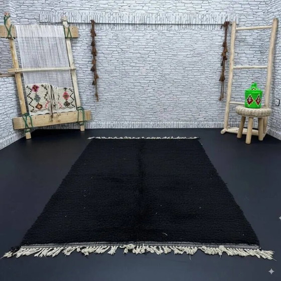 Eenvoudig zwart handgemaakt wollen vloerkleed 250cm x 150cm – Vloerkleden en tapijten, Wool, Modern (photo 5 of 9)