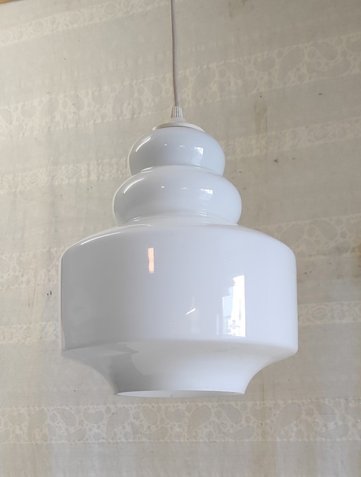 Lámpara colgante de estilo escandinavo con pantalla de cristal opalino - mediados del siglo XX