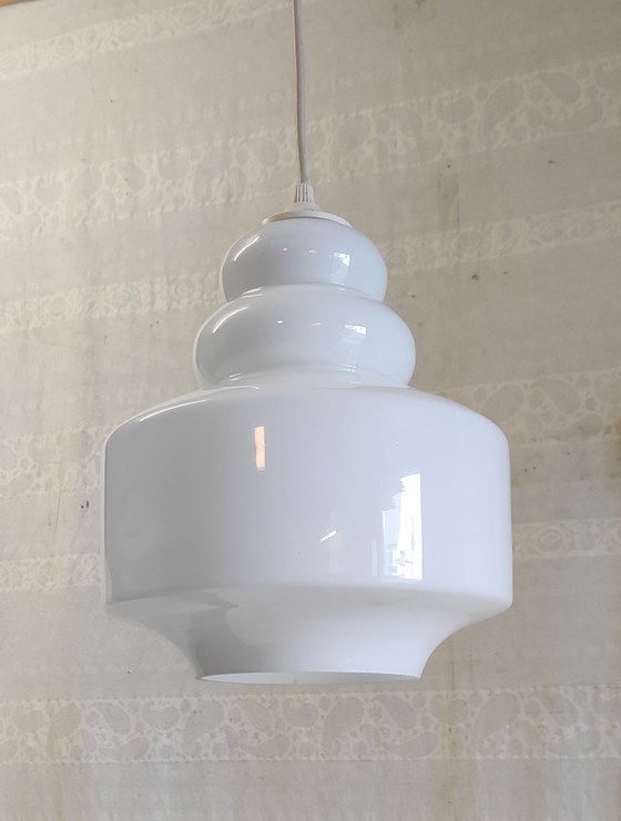 Image 1 of Lámpara colgante de estilo escandinavo con pantalla de cristal opalino - mediados del siglo XX