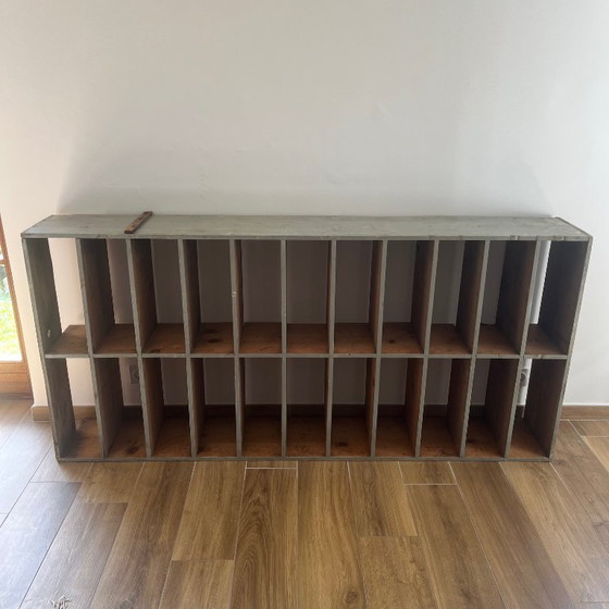 Image 1 of Großer antiker Werkstattschrank mit patinierten Holzfächern, 20. Jahrhundert.