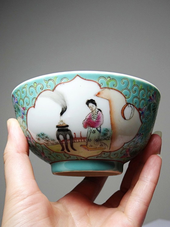 Image 1 of Jingdezhen famille rose fine porcelain Chinese bowl, decorated with ladies, 1960s