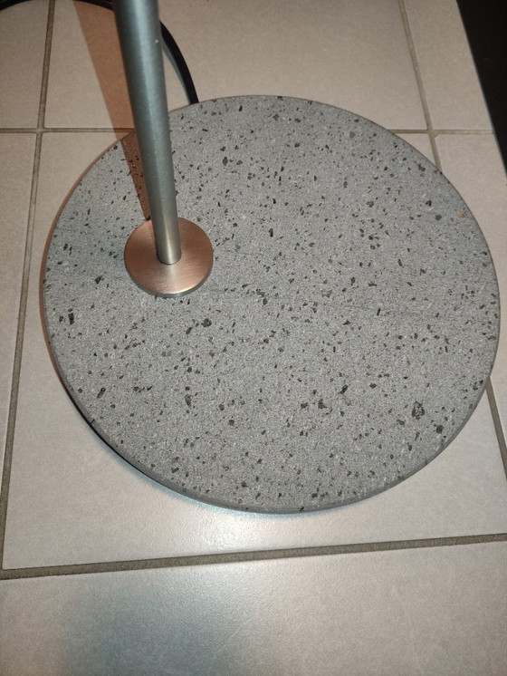 Stehleuchte aus Metall und grauem Beton, Flos, Stehleuchten, Stein, Modern (Foto 5 von 7)