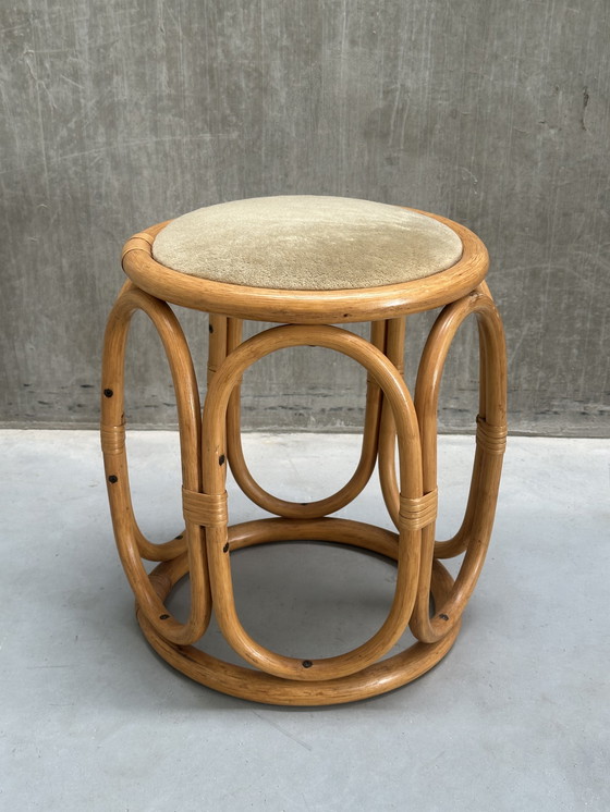Image 1 of Tabouret vintage en rotin avec assise en velours