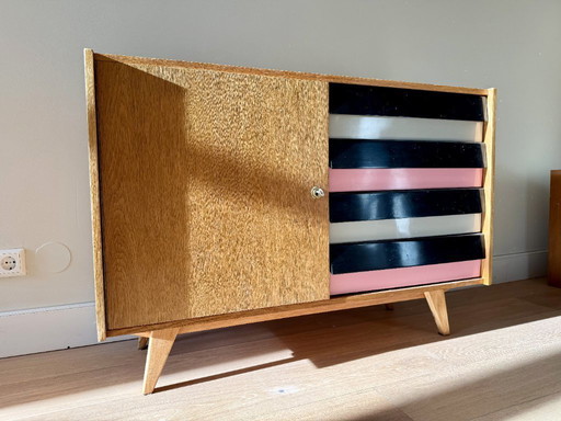 Credenza U-458 di Jiří Jiroutek