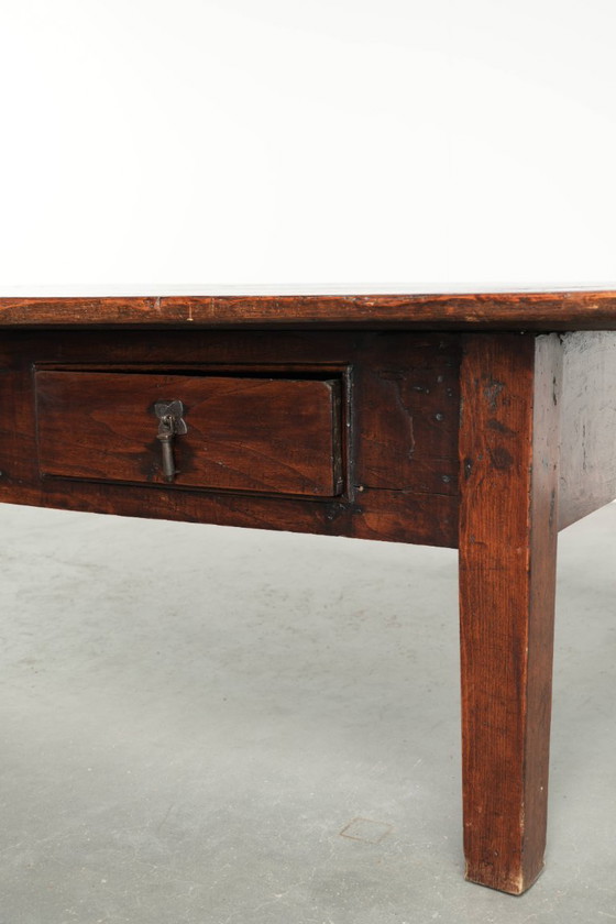 Zeer mooie antieke Zuid Europese salontafel uit de 18e eeuw van vruchtbomenhout met warme kleuren en 3 lades (photo 9 of 12)