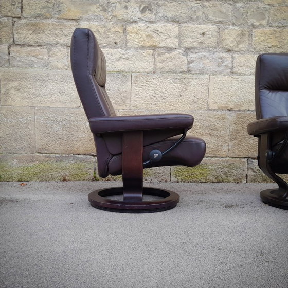 Image 1 of Paire de fauteuils et ottoman scandinaves en cuir Stressless par Ekornes, Norvège, 1970