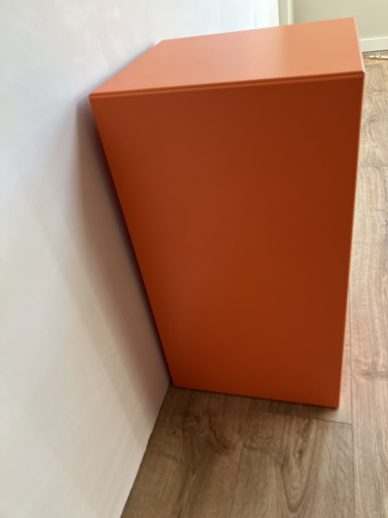 Image 1 of Armoire murale Montana Slim originale à 2 portes, couleur orange - Peter J. Lassen

