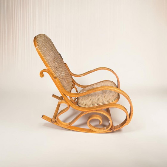 Image 1 of Vintage Thonet-stijl gebogen houten schommelstoel – ca. 1970