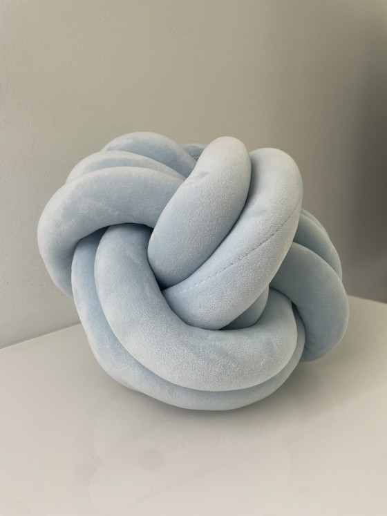 Image 1 of Cuscino con nodo intrecciato in velluto azzurro