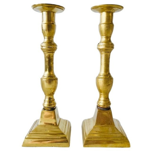 Set di pesanti candelieri fiamminghi in ottone dorato quadrato del 1900