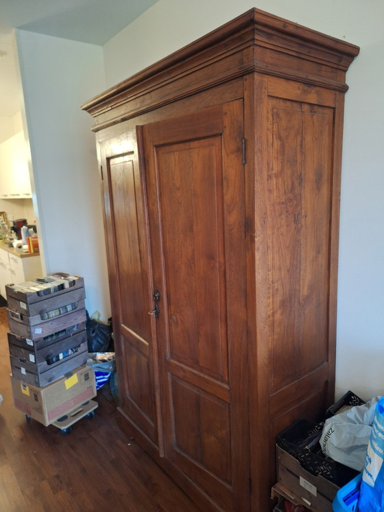 Image 1 of Armadio in legno massello in stile francese: un cimelio di carattere