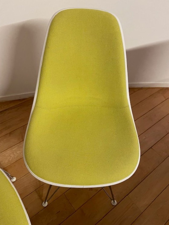 Image 1 of 6 chaises d'appoint VITRA EAMES entièrement recouvertes de tissu jaune/vert pastel