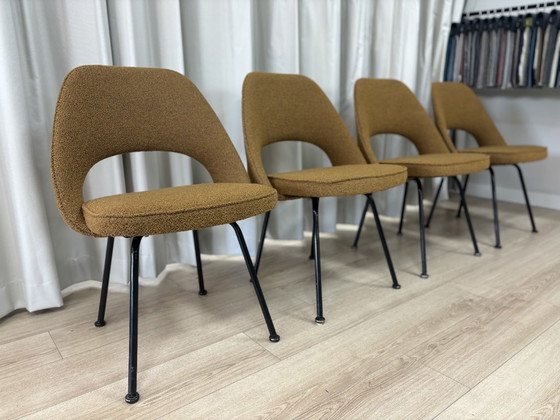 Image 1 of Juego de 4 Sillas Knoll Saarinen | Bouclé Amarillo Ocre | Recién tapizadas
