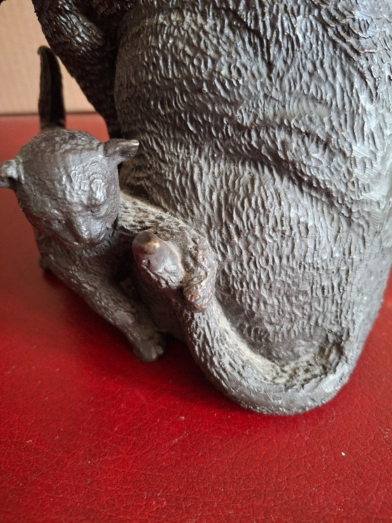 Image 1 of Escultura de bronce de un gatito jugando con la cola de un gato.