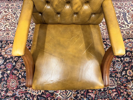 Klassischer englischer gelb/brauner Chesterfield Bürostuhl – Bürostühle, Leather, Metal (photo 6 of 7)