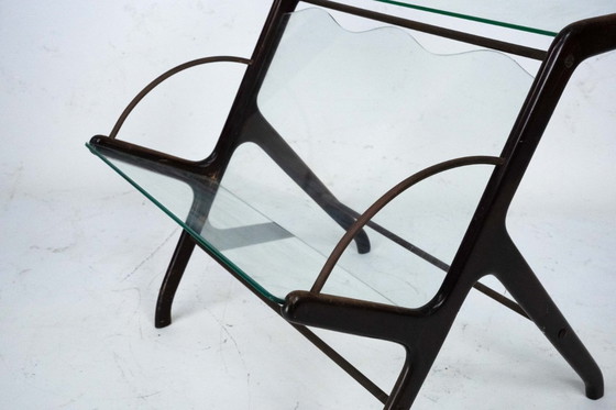 Image 1 of Tijdschriftenrek van Ico Parisi, vervaardigd uit hout, messing en glas. Italië, jaren 1950.