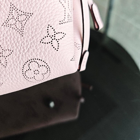 Image 1 of LOUIS VUITON BELLA BUCKET TAS SAKURA ROZE KALFSLEER MET GOUDEN BESLAG