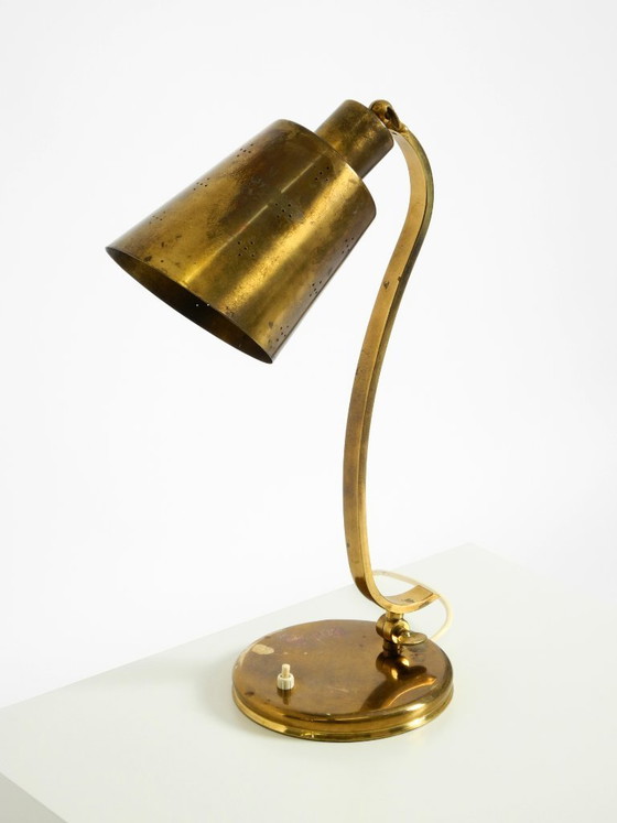 Image 1 of Magnifique lampe de table en laiton massif, rare et imposante, typique du design moderne du milieu du XXe siècle | 48 cm | 18,9"