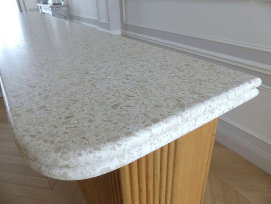 Image 1 of Moderne Bar aus massiver Eiche und doppelter Terrazzo-Arbeitsplatte – Einzigartiges Stück