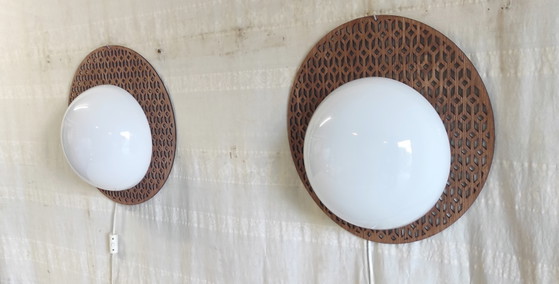 Image 1 of Design wandlampen van hout met een bol van opaalglas - midden 20e eeuw