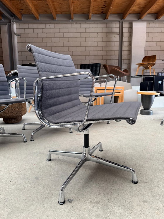 Vitra Eames EA108, Charles y Ray Eames (stock: 7) – Sillas de conferencia, Textil, Aluminio (photo 15 of 23)