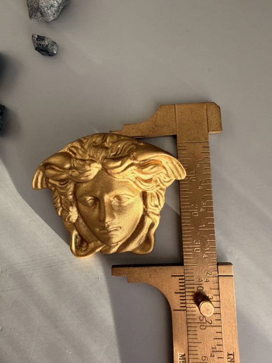 Vintage 90s Gianni Versace Broche Dorée Tête De Méduse – Decoration, Metal, Plastic (photo 9 of 10)