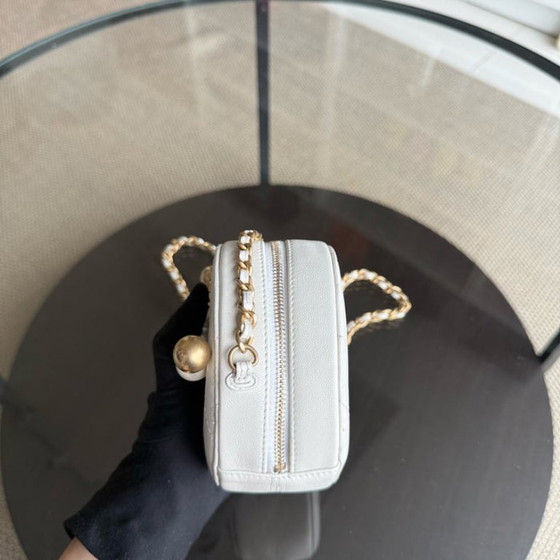 Image 1 of Pochette Chanel rotonda con perle e catena in pelle di vitello bianca con finiture in oro anticato 29
