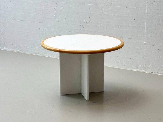 Image 1 of Tavolo da pranzo rotondo bianco, allungabile in legno massiccio
