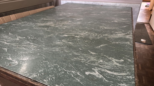 Mesa de comedor vintage/de mediados de siglo con aspecto de mármol