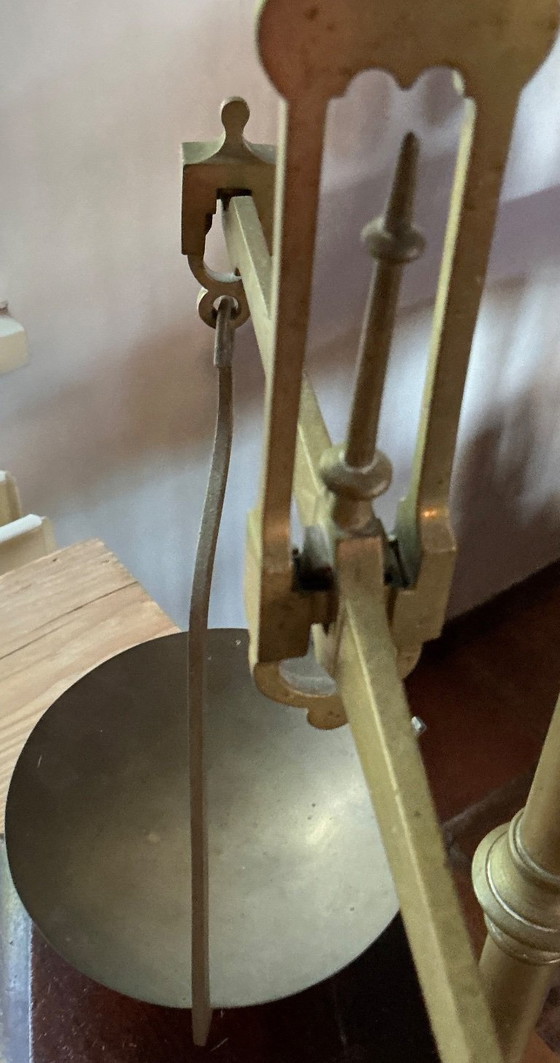 Image 1 of balances en cuivre de magasin d'antiquités
