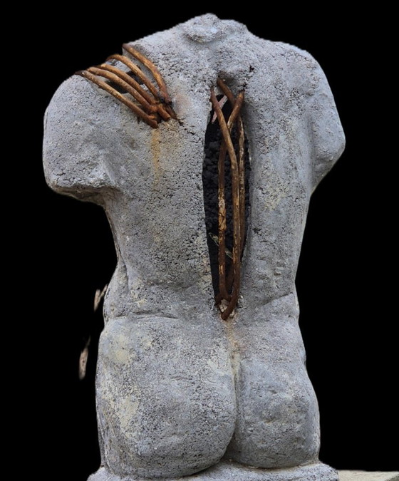 Escultura de hormigón • Torso figurativo • Textura natural • Metal oxidado – Iron (photo 3 of 8)