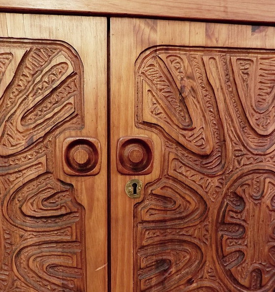 Image 1 of Brutalistisch dressoir van massief hout met twee deuren en drie laden - Tweede helft van de 20e eeuw.