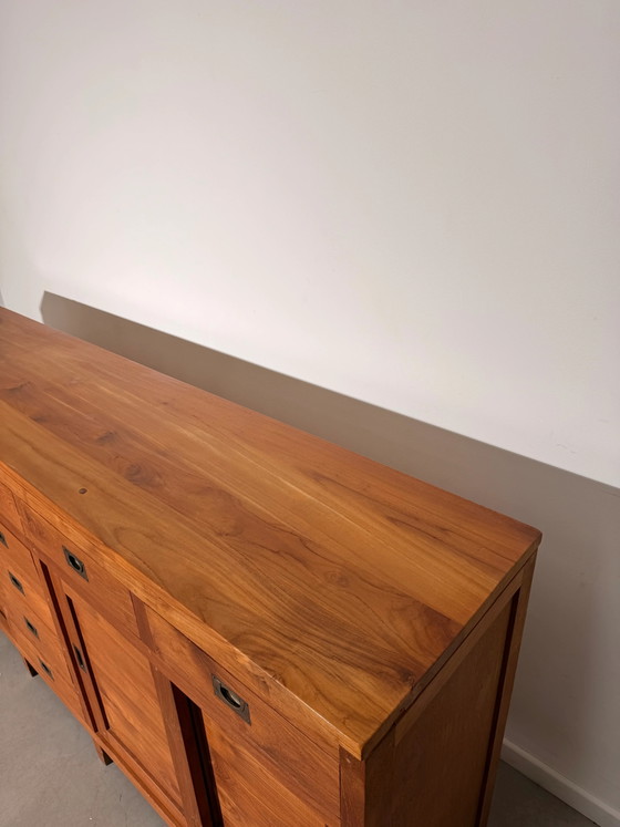 Großes Teakholz Sideboard mit Schiebetüren & Schubladen (photo 5 of 8)