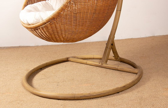 Image 1 of Sillón danés de ratán tejido con soporte metálico, silla colgante tipo huevo, atribuida a Nanna Ditzel