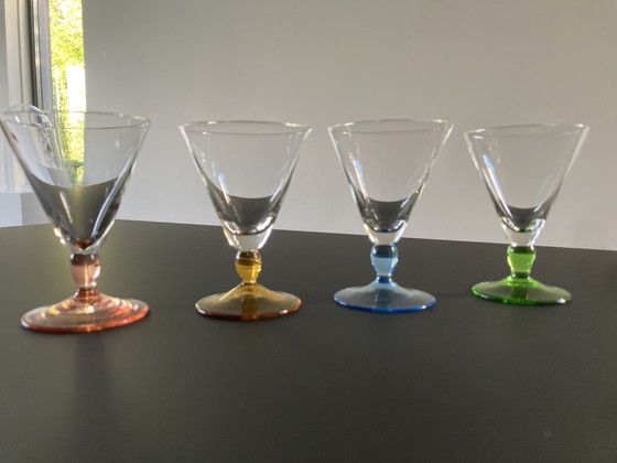 Image 1 of Vier französische Schnapsgläser, Mid Century (1950er Jahre), mit farbigem Sockel