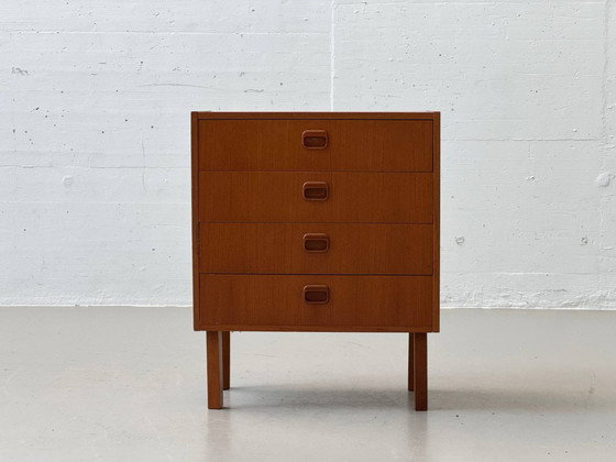 Image 1 of Cómoda de mediados de siglo con patas chapadas en teca, década de 1960.