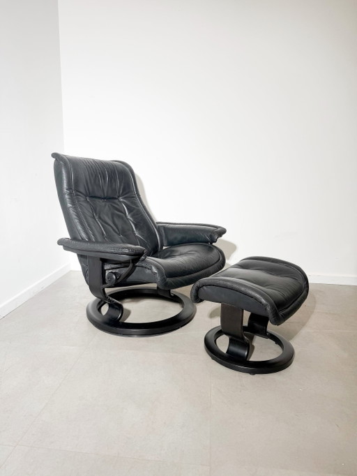 Poltrona relax nera Stressless con poggiapiedi – verstelbare relaxstoel