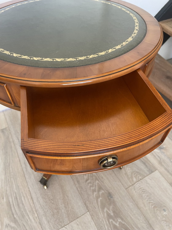 Image 1 of Klassieke Engelse drumtafel (of drum table) van de Nederlandse meubelfabrikant Heldense Exclusief