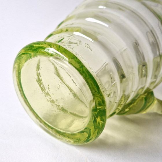 Image 1 of Art-déco-Wasserkrug aus Uranglas – 20 cm