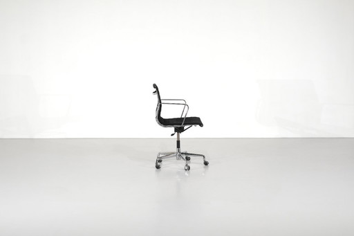 "EA 117" office chair by Charles Ray Eames for ICF USA 1969.