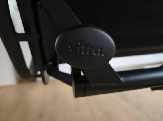 Image 1 of Fauteuil lounge Vitra Eames EA124 + repose-pieds EA125