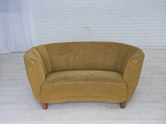 Image 1 of Dänisches 2-Sitzer-Sofa „Banane“ aus den 1960er Jahren, Bezug aus Velours, Buchenholz