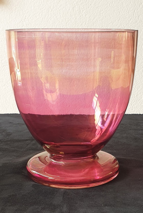 Image 1 of Vaso di cristallo dalla lucentezza iridescente/oleosa.