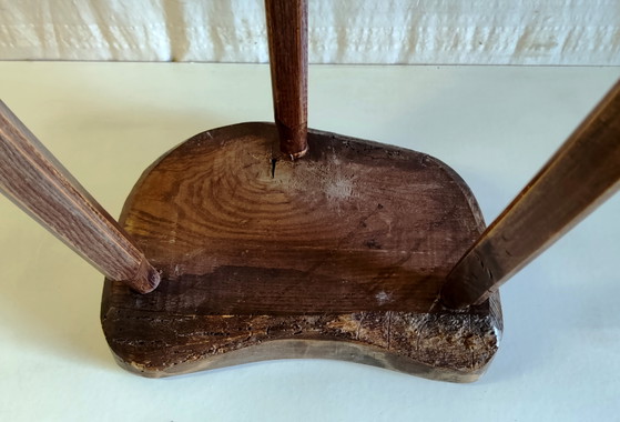 Dreibeiniger Hocker aus Massivholz - Mitte 20. Jh. – Wood (photo 8 of 8)