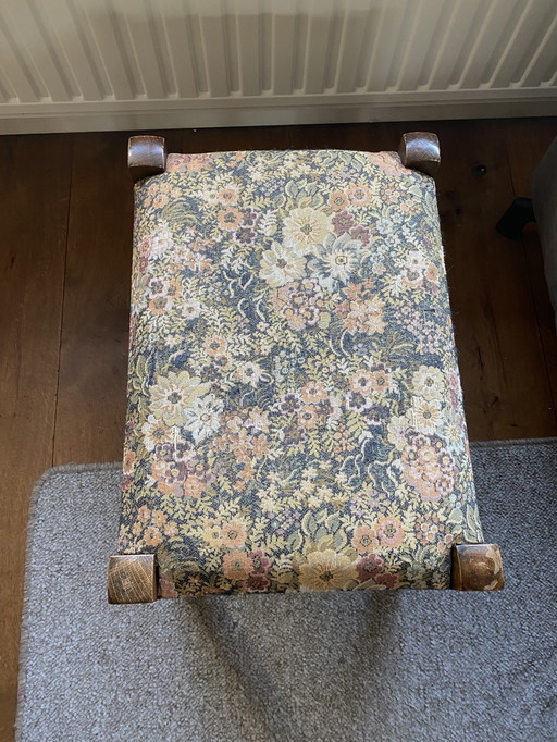 Voetenbankje vintage con estampado de flores