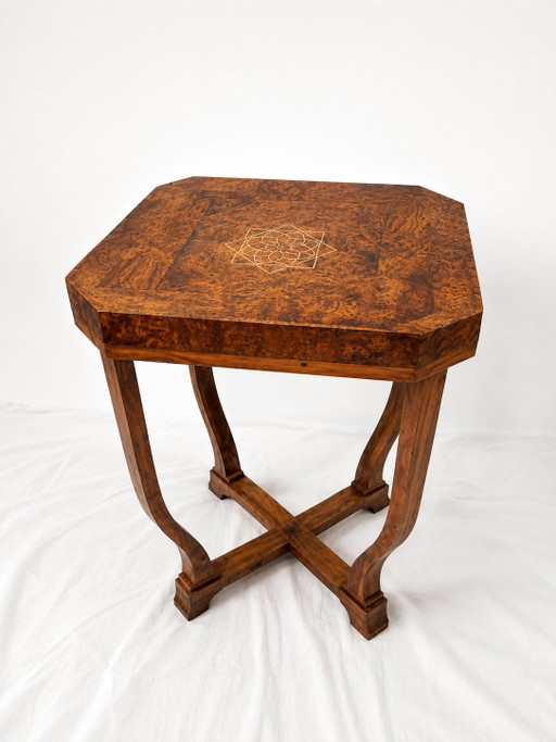 Beistelltisch/Sockeltisch im Art-Deco-Stil aus Maserholz mit geometrischer Intarsienarbeit – bijzettafels, Wood