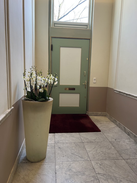 Image 1 of Jardinera de fibra de vidrio 1984 / 140 cm de alto